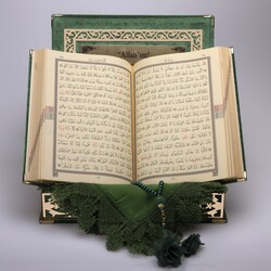 Shawl + Salah Beads + Quran Gift Set (Medium Size, Green, Gold Plexy) - Thumbnail